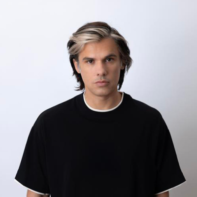 A l'étranger t'es un étranger ça sert à rien d'être raciste