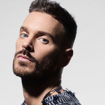 À toi, qui ne m'entends pas, à toi, qui n'es toujours pas là