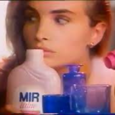 J'suis toute nue sous mon pull, il y a la rue qui me regarde jolie mome